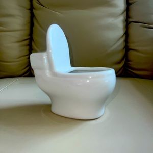 🌹SMALL SUCCULENT TOILET POT. W/DRAINAGE AN MY PUP SHES NOT FOR SALE🌹